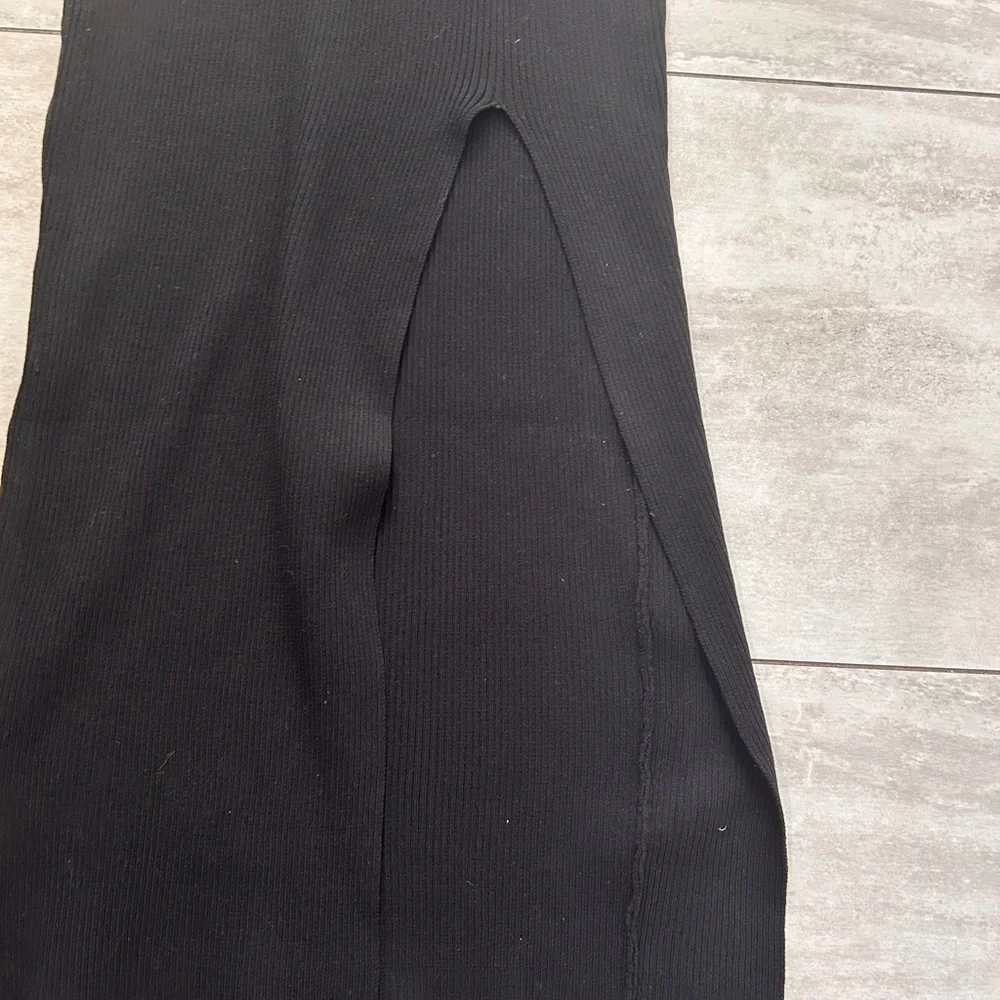 Moocci size M/L stretch black dress with thigh high split - Picture 4 of 4